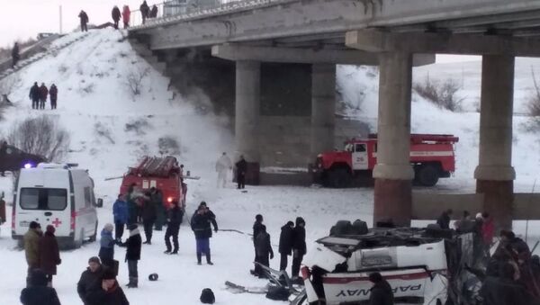 Пассажирский автобус, упавший с моста в Забайкальском крае. ДТП произошло на 60-м километре автодороги Могойтуй  Сретинск  Олочи - Sputnik Казахстан