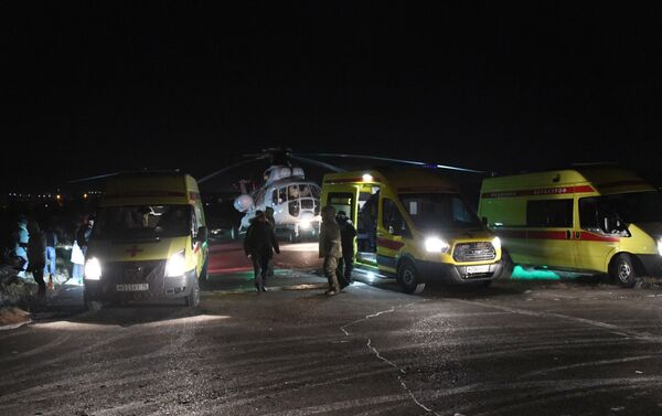 Реанимобили встречают пострадавших, доставленных вертолетом санитарной авиации авиакомпании Аэросервис в Читу - Sputnik Казахстан