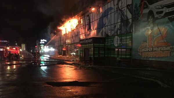 Пожар в двухэтажном здании супермаркета Эврика в Таразе - Sputnik Қазақстан