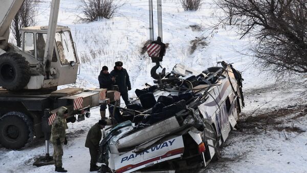 Эвакуация с помощью автокрана пассажирского автобуса, упавшего с моста в Забайкальском крае - Sputnik Казахстан
