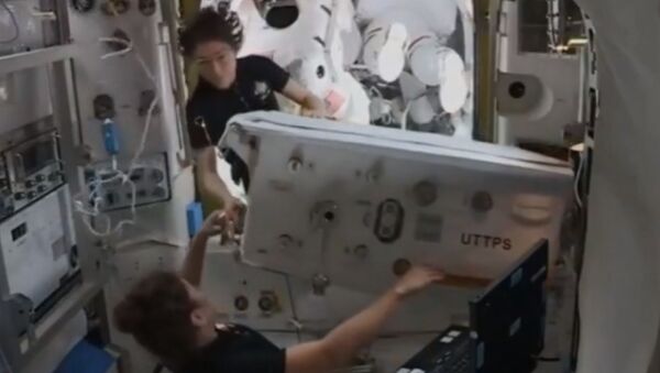 Космонавты экспедиции 61 проводят Spacewalk - Sputnik Казахстан