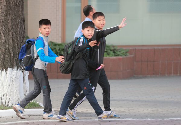 Дети на одной из улиц Пхеньяна - Sputnik Казахстан
