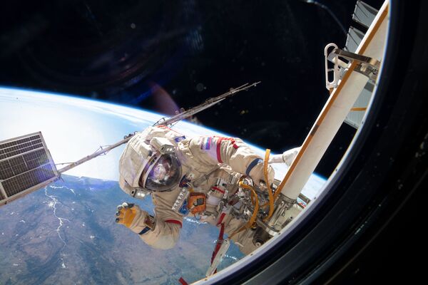Космонавт Роскосмоса Олег Кононенко во время выхода в открытый космос - Sputnik Казахстан
