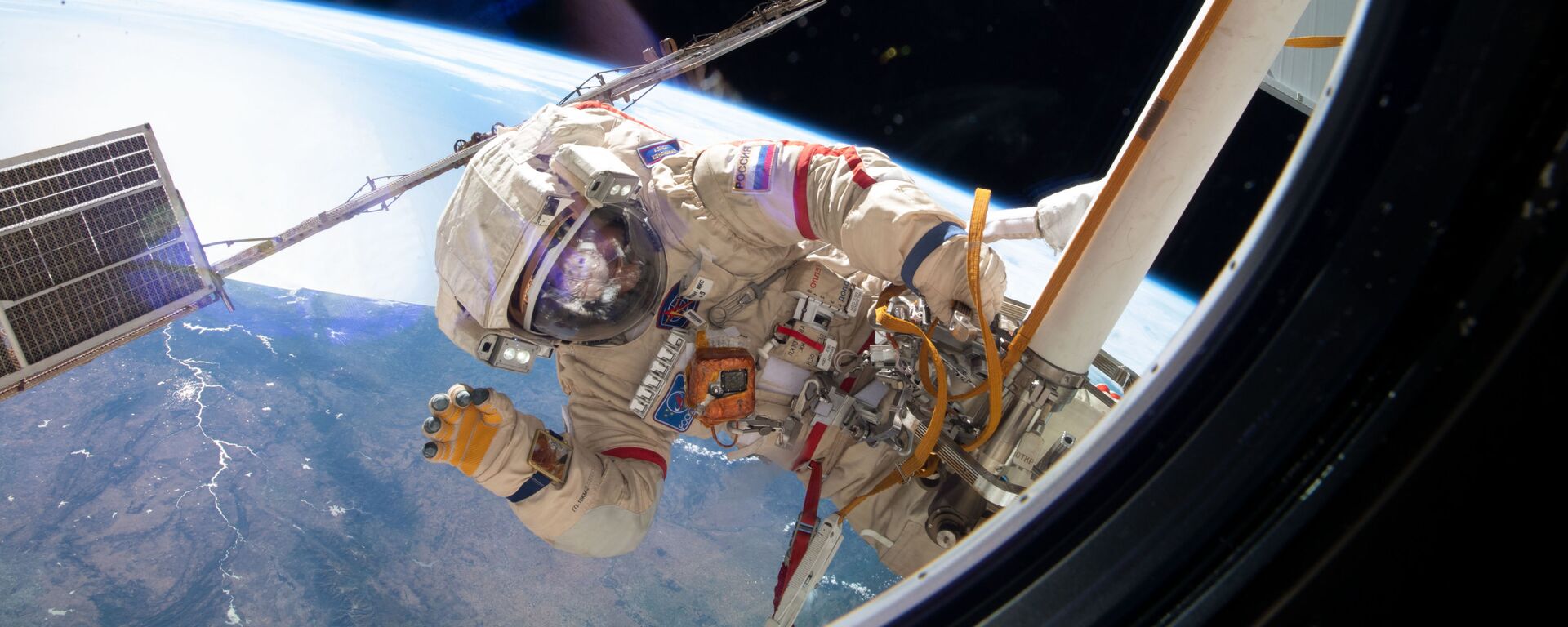 Космонавт Роскосмоса Олег Кононенко во время выхода в открытый космос - Sputnik Казахстан, 1920, 23.09.2024