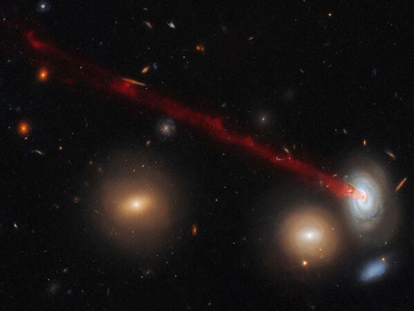 Длинный газовый хвост спиральной галактики D100 - Sputnik Казахстан