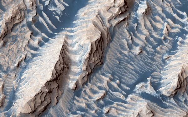 Снимок осадочных пород и песка внутри кратера Даниэльсон на Марсе, сделанный космическим кораблем Mars Reconnaissance Orbiter - Sputnik Казахстан