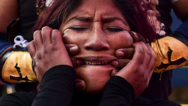 Боливийский рестлер Бланка Перес Кэти Прекрасная во время поединка с борцом-мужчиной в Эль-Альто, Боливия - Sputnik Казахстан