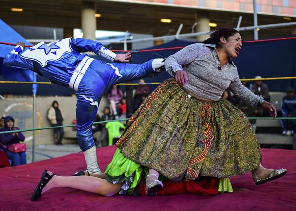 Боливийский борец Ана Луиза Юйра Дженифер Два Лица во время поединка с борцом-мужчиной в Эль-Альто, Боливия - Sputnik Казахстан