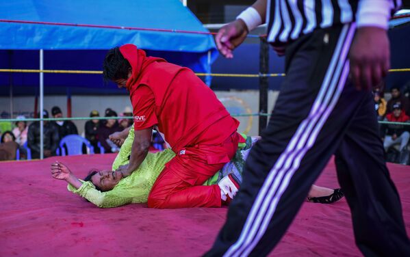 Боливийский рестлер Лидия Флорес «Дина, королева ринга» во время поединка в Эль-Альто - Sputnik Казахстан