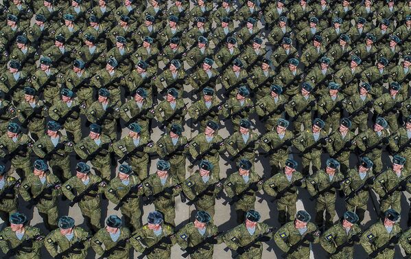 Курсанты Рязанского высшего воздушно-десантного командного училища во время репетиции парада Победы на военном полигоне Алабино - Sputnik Казахстан