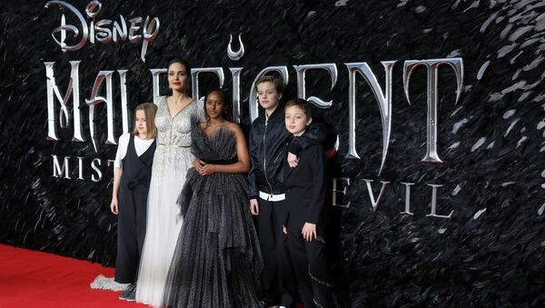  Анджелина Джоли позирует с детьми на красной ковровой дорожке на премьере фильма Злоумышленник: Хозяйка зла ( Пита Шайло 2-я справа) - Sputnik Казахстан