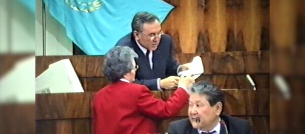 Овации, объятия и слезы - уникальные кадры принятия Конституции 1993 года - Sputnik Казахстан