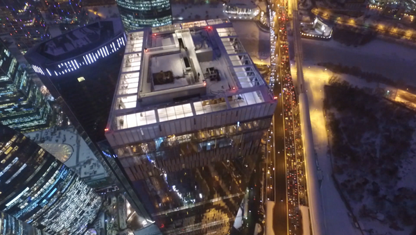 Самый высокий в Европе каток на крыше Москва-Сити. Вид с высоты птичьего полета - Sputnik Казахстан