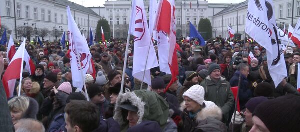 Многотысячная акция протеста проходит возле президентского дворца в Варшаве Многотысячная акция протеста проходит возле президентского дворца в Варшаве - Sputnik Казахстан