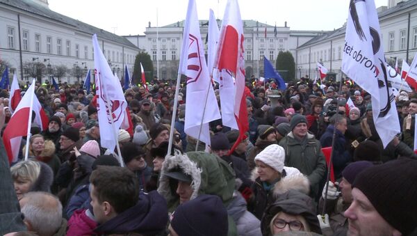 Многотысячная акция протеста проходит возле президентского дворца в Варшаве  - Sputnik Казахстан