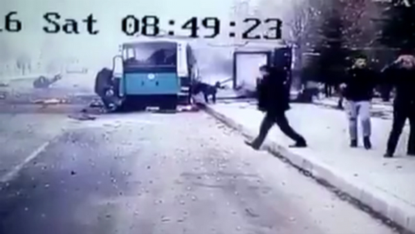 Момент взрыва заминированной машины возле автобуса с военными в турецком Кайсери - Sputnik Казахстан