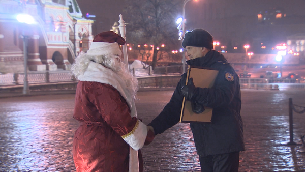 Дед Мороз доставил на Красную площадь новогоднюю ель из Подмосковья - Sputnik Казахстан