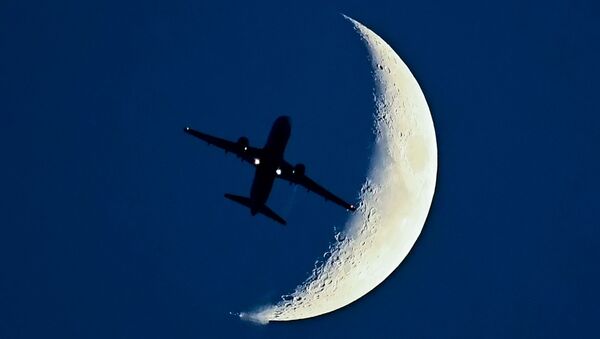 Самолет Airbus A320 на фоне растущей Луны - Sputnik Казахстан