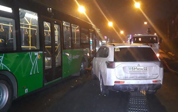 Автобус врезался в кроссовер на ул. Макатаева - Sputnik Казахстан