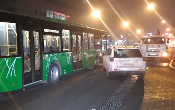 Автобус врезался в кроссовер на ул. Макатаева - Sputnik Казахстан