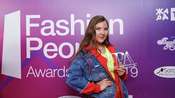 Казахстанка Эльгиза Каражанова получила награду на первой детской премии Fashion People Awards Kids-2019  - Sputnik Казахстан
