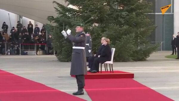 Меркель сидя слушала гимн Казахстана перед переговорами с Токаевым - видео - Sputnik Казахстан