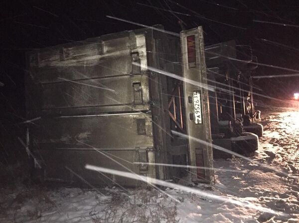 Грузовик со сгущенкой перевернулся на трассе в Павлодарской области - Sputnik Казахстан