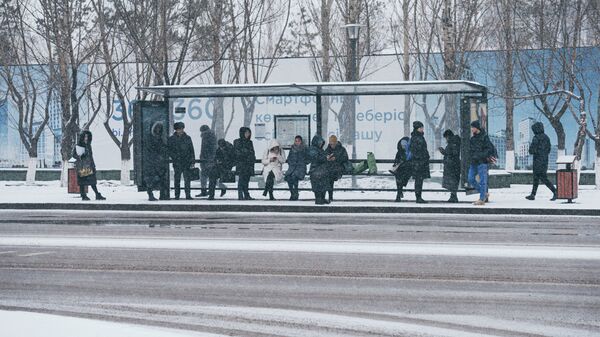 Люди на автобусной остановке зимой - Sputnik Казахстан