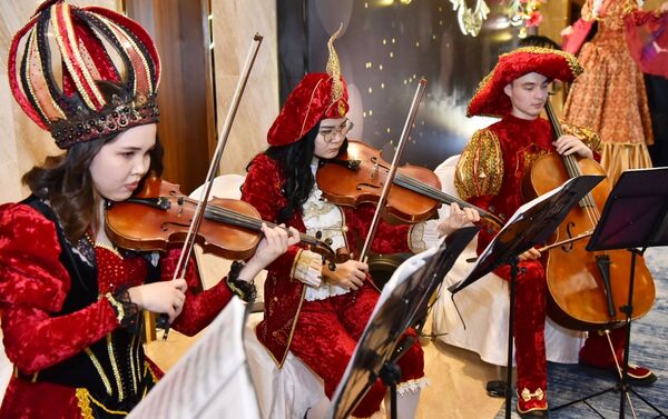 Образы музыкантов на Зимнем благотворительном балу соответствовали атмосфере мероприятия  - Sputnik Казахстан
