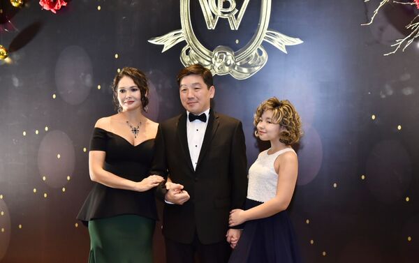Бауыржан Байбек с женой и дочерью на Зимнем благотворительном балу - Sputnik Казахстан