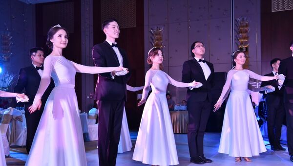 Зимний благотворительный бал дебютанты открыли танцем Полонез - Sputnik Казахстан