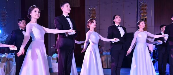 Зимний благотворительный бал дебютанты открыли танцем Полонез - Sputnik Казахстан