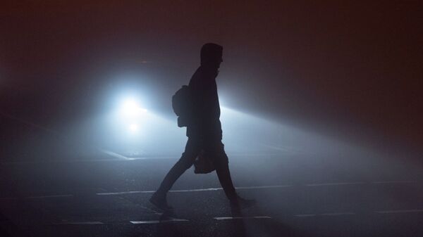 Пешеход идет в тумане в Алматы - Sputnik Казахстан