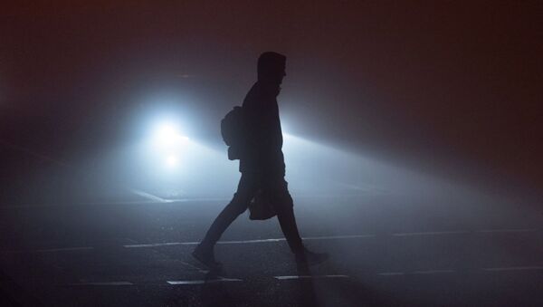 Пешеход идет в тумане в Алматы - Sputnik Қазақстан