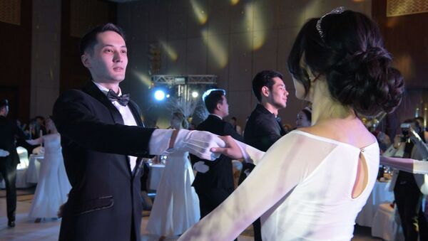 Дебютанты Зимнего бала покорили публику своим танцем – красивое видео - Sputnik Казахстан