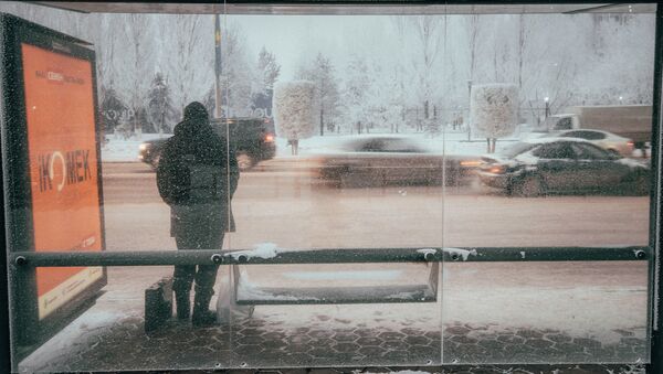 Мужчина на автобусной остановке - Sputnik Казахстан