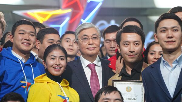 Президент Казахстана Касым-Жомарт Токаев на церемонии закрытия Года молодежи - Sputnik Қазақстан