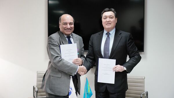 Глава ЕБРР Сума Чакрабарти и премьер-министр РК Аскар Мамин  - Sputnik Казахстан