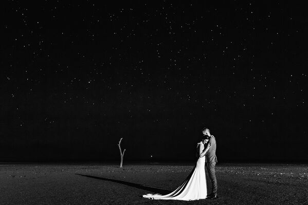 Снимок южноафриканского фотографа Ruan Redelinghuys, победивший в категории  EPIC LOCATION в конкурсе 2019 International Wedding Photographer of the Year - Sputnik Казахстан