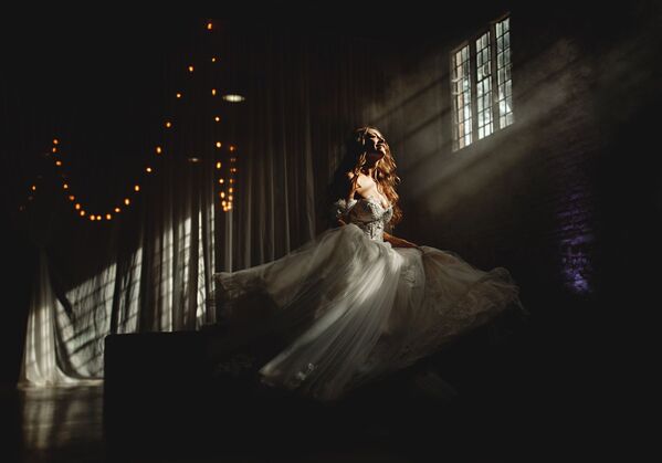Снимок британского фотографа Ben Appleby, победивший в категории  SOLO PORTRAIT в конкурсе 2019 International Wedding Photographer of the Year  - Sputnik Казахстан