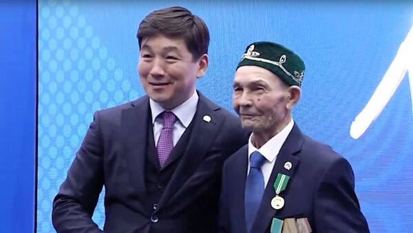 Награждение пенсионера - Sputnik Казахстан