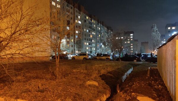 Автомобиль службы спасения во дворе накренившейся девятиэтажки в мкр Зердели - Sputnik Казахстан