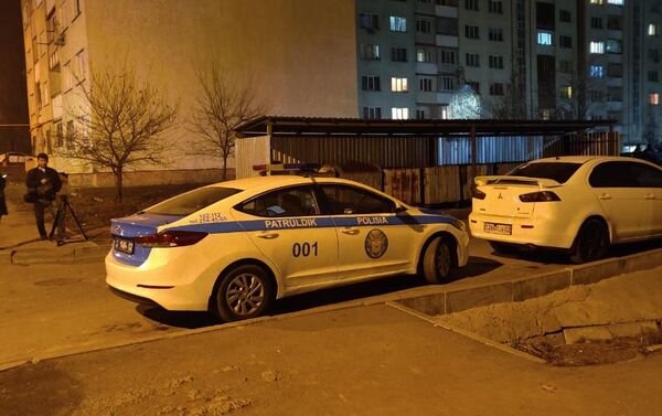 Патрульная машина дежурит во дворе накренившейся девятиэтажки в мкр. Зердели - Sputnik Казахстан