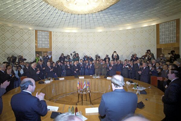Президенты одиннадцати суверенных государств и другие официальные лица после подписания Протокола к Соглашению о создании Содружества независимых государств, 21 декабря 1991 года, (Алма-Атинская декларация) - Sputnik Казахстан