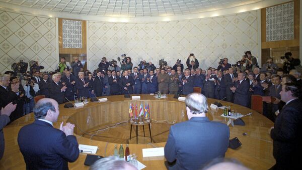 Президенты одиннадцати суверенных государств и другие официальные лица после подписания Протокола к Соглашению о создании Содружества независимых государств, 21 декабря 1991 года, (Алма-Атинская декларация) - Sputnik Казахстан