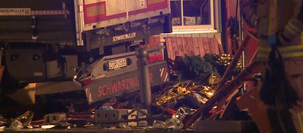 Грузовик совершил наезд на толпу людей в Берлине. Кадры с места ЧП - Sputnik Казахстан