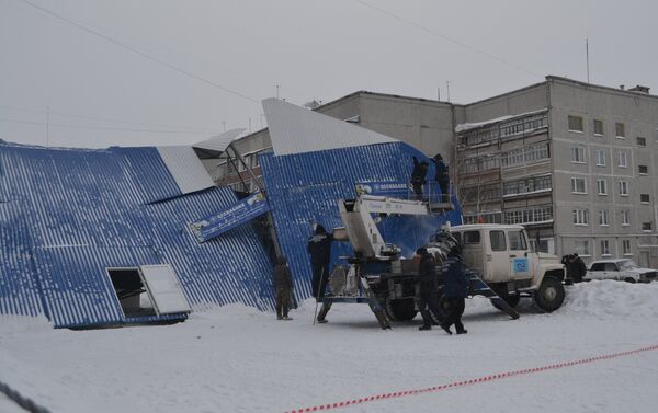 Крыша крытого катка рухнула в Петропавловске - Sputnik Казахстан