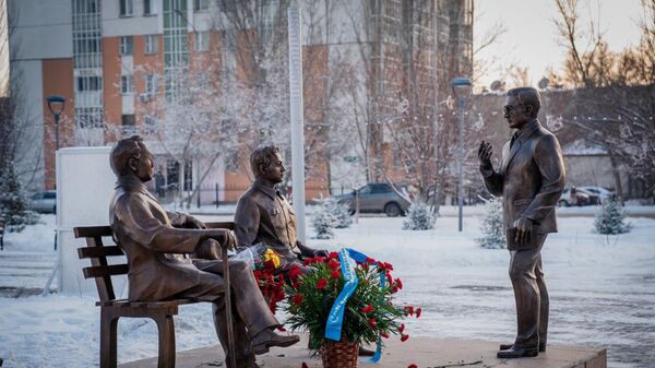 Памятник Үш арыс (Три защитника) на Аллее писателей в Нур-Султане - Sputnik Казахстан