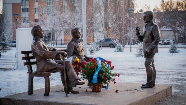 Памятник Үш арыс (Три защитника) на Аллее писателей в Нур-Султане - Sputnik Казахстан
