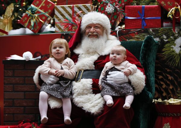Санта Клаус с детьми в торговом центре Мэн Молл, США - Sputnik Казахстан